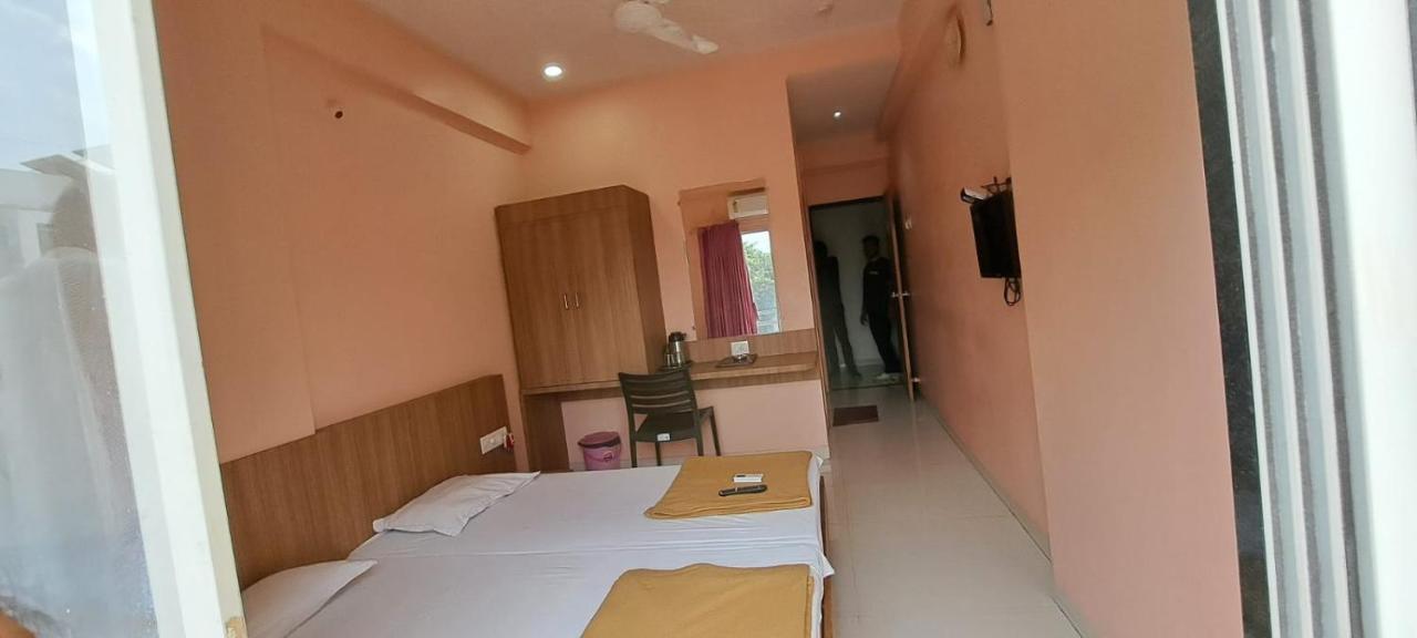Hotel Aaditya Palace Bhusāwal Kültér fotó