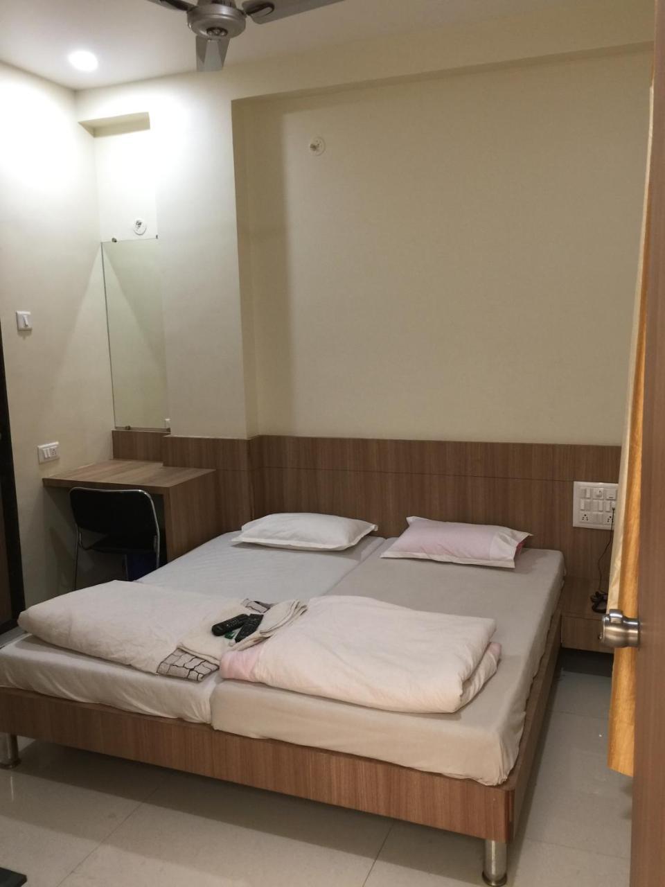 Hotel Aaditya Palace Bhusāwal Kültér fotó